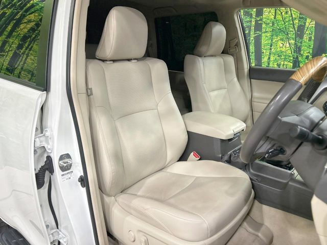 運転席まわりには十分なスペースがあり、大柄な方でもゆったり運転していただける環境です。