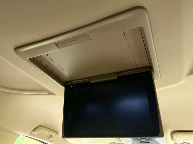 【フリップダウンモニター】大画面モニターで後席でもエンタメをお楽しみいただけます。小さなお子様にも大人気の装備です♪