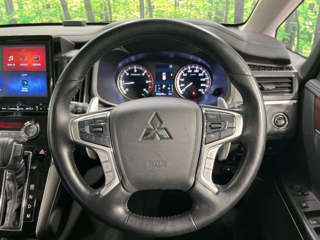 【パドルシフト】ハンドルから手を離さずに素早くシフトアップ&ダウンができるので、エンジンブレーキを使う下り坂や高速道路の合流で加速したい場面で役立ちます。