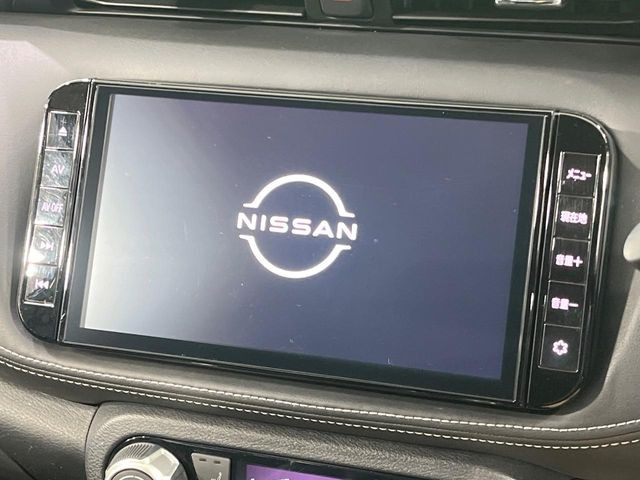 【純正ナビ】人気の純正ナビを装備しております。ナビの使いやすさはもちろん、オーディオ機能も充実!キャンプや旅行はもちろん、通勤や買い物など普段のドライブも楽しくなるはず♪