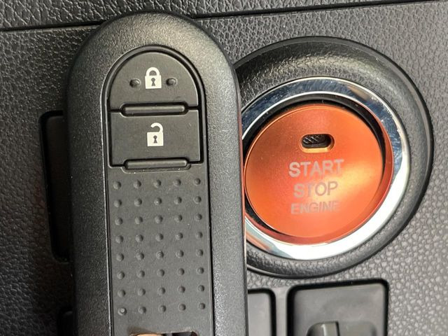 �y�L�[�t���[�V�X�e���z�J�o����|�P�b�g�ɓ��ꂽ�܂܂ł��h�A�̎{���E�������\�ȃX�}�[�g�L�[�𑕔��B�G���W���̃I���E�I�t�����J�M�����o���K�v����������Ƃ��Ă��֗��ł���