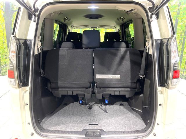 ���i�̂���������ʋ΁A���}���ɏ\���ȉ׎��X�y�[�X���m�ۂ��Ă���܂��B�Z�J���h�V�[�g��|���ƁA�傫�ȉו��̐ύڂ��\�ł���