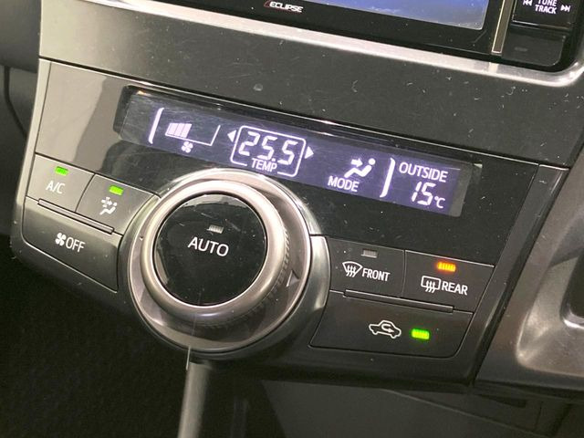 【オートエアコン】一度お好みの温度に設定すれば、車内の温度を検知し風量や温度を自動で調整。暑い&hellip;寒い&hellip;と何度もスイッチ操作をする必要はありません。快適な車内空間には必須の機能ですね♪