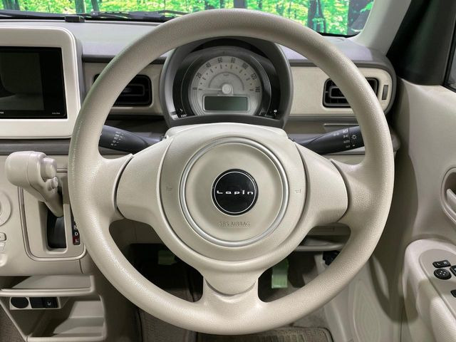 �C���e���A�ɍ��킹���f�U�C���̃X�e�A�����O�́A�^�]�������̂��Ƃ��l���A�^�]���₷���`��A�傫���ł��B�����x�A���ۂɐG���Ă��m���߂��������B