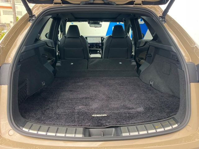 ���i�̂���������ʋ΁A���}���ɏ\���ȉ׎��X�y�[�X���m�ۂ��Ă���܂��B�Z�J���h�V�[�g��|���ƁA�傫�ȉו��̐ύڂ��\�ł���