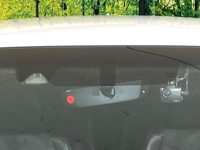 �y�z���_�Z���V���O�z���s���ɑO���̎ԗ�����F�����A�Փ˂������Ȏ��͌x��ƃu���[�L�ŏՓˉ���Ɣ�Q�y�����A�V�X�g�B�����S�Ƀh���C�u�����y���݂��������܂��B