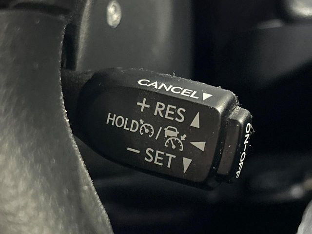 【レーダークルーズコントロール】高速道路での長距離走行が楽に!!自動で速度を保つクルーズコントロールが、衝突軽減システムと連携し、前方の車両を感知して車間を保つように速度調節してくれます!!