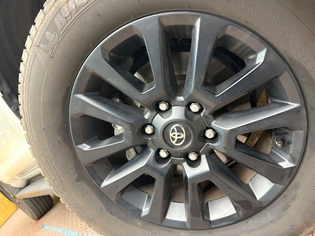 【グレード専用純正18インチアルミホイール】デザイン性の高い純正アルミホイールを装着しております。各種社外アルミホイールや、スタッドレスタイヤも取扱いしております。是非ご相談ください♪