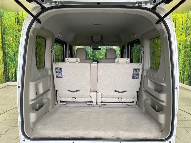 ���i�̂���������ʋ΁A���}���ɏ\���ȉ׎��X�y�[�X���m�ۂ��Ă���܂��B�Z�J���h�V�[�g��|���ƁA�傫�ȉו��̐ύڂ��\�ł���