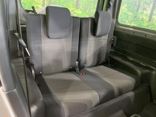 後部座席も気になるようなキズ・汚れやへたり等、大きなダメージはなく、良好な状態です。