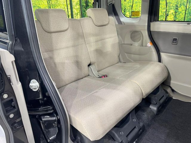 後部座席も気になるようなキズ・汚れやへたり等、大きなダメージはなく、良好な状態です。