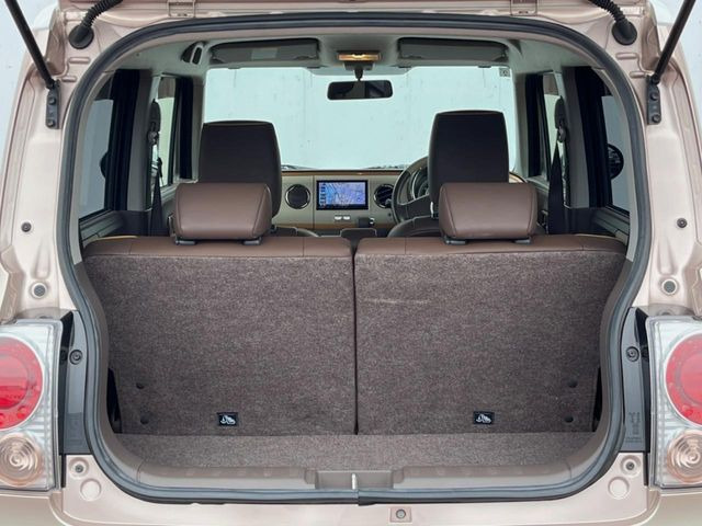 ���i�̂���������ʋ΁A���}���ɏ\���ȉ׎��X�y�[�X���m�ۂ��Ă���܂��B�Z�J���h�V�[�g��|���ƁA�傫�ȉו��̐ύڂ��\�ł���