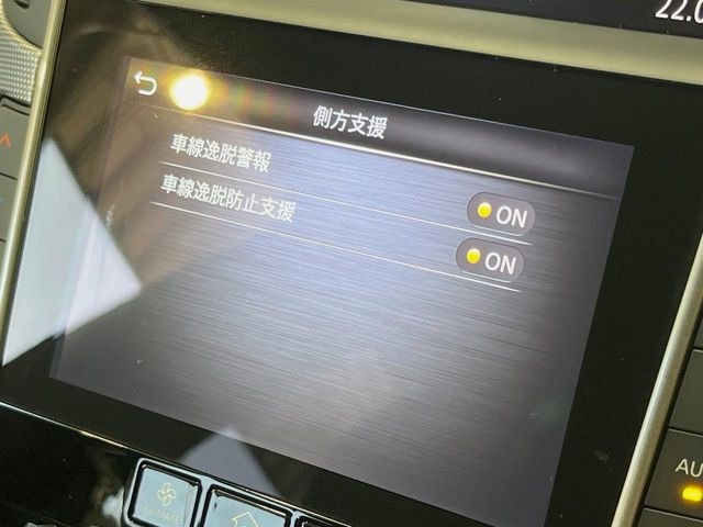 【車線逸脱警報】道路上の白(黄)線を認識し、意図せず走行中の車線からはみ出しそうになった時、メーター内の警告灯とブザーで注意喚起してくれる安心・安全機能です♪