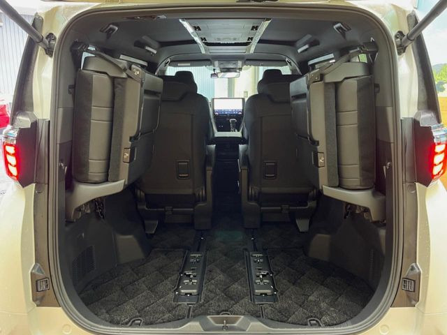 普段のお買い物や通勤、送迎等に十分な荷室スペースを確保しております。セカンドシートを倒すと、大きな荷物の積載も可能です♪