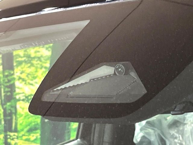 【ホンダセンシング】走行中に前方の車両等を認識し、衝突しそうな時は警報とブレーキで衝突回避と被害軽減をアシスト。より安全にドライブをお楽しみいただけます。