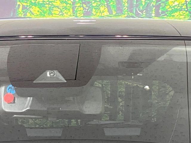 【トヨタセーフティセンス】走行中に前方の車両等を認識し、衝突しそうな時は警報とブレーキで衝突回避と被害軽減をアシスト。より安全にドライブをお楽しみいただけます。