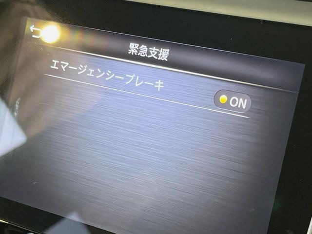 【エマージェンシーブレーキ】走行中に前方の車両等を認識し、衝突しそうな時は警報とブレーキで衝突回避と被害軽減をアシスト。より安全にドライブをお楽しみいただけます。