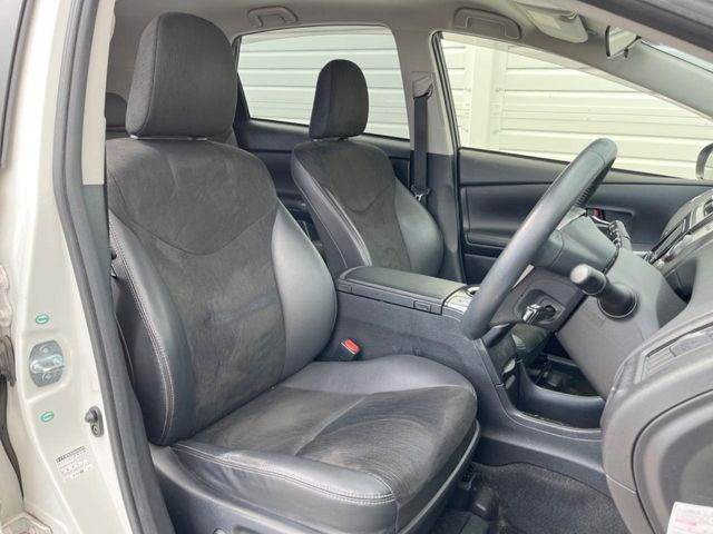 運転席まわりには十分なスペースがあり、大柄な方でもゆったり運転していただける環境です。