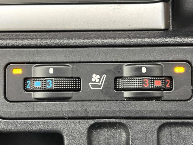 【シートベンチレーション】夏場は涼しい風でお尻や背中の熱やムレを防ぎ、冬はエアコンよりも早く温まってポカポカに!季節を問わず快適に過ごせます。