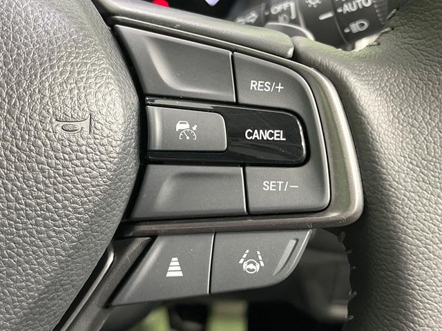 【アダプティブクルーズコントロール】高速道路での長距離走行が楽に!!自動で速度を保つクルーズコントロールが、衝突軽減システムと連携し、前方の車両を感知して車間を保つように速度調節してくれます!!