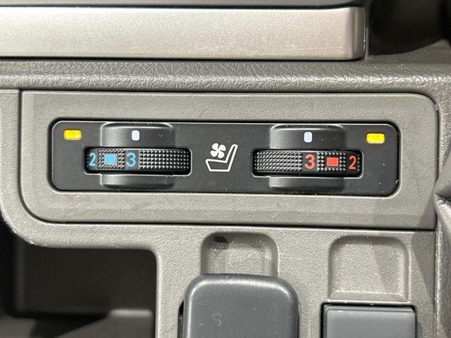 【シートベンチレーション】夏場は涼しい風でお尻や背中の熱やムレを防ぎ、冬はエアコンよりも早く温まってポカポカに!季節を問わず快適に過ごせます。