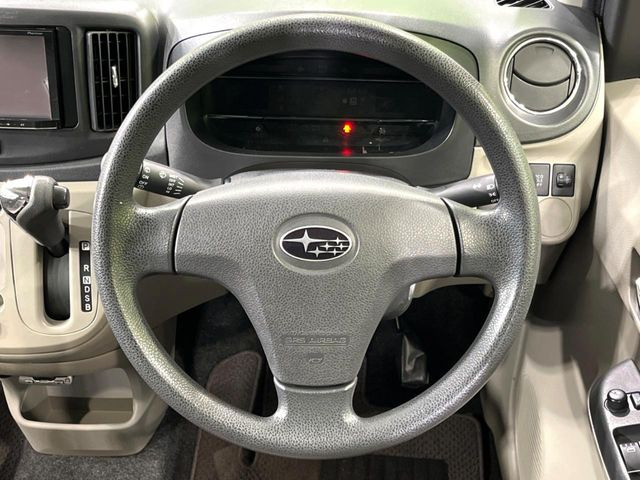 �C���e���A�ɍ��킹���f�U�C���̃X�e�A�����O�́A�^�]�������̂��Ƃ��l���A�^�]���₷���`��A�傫���ł��B�����x�A���ۂɐG���Ă��m���߂��������B