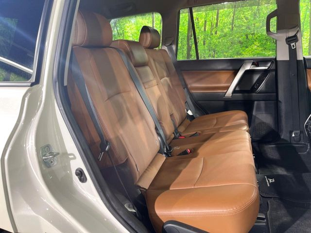 後部座席も気になるようなキズ・汚れやへたり等、大きなダメージはなく、良好な状態です。