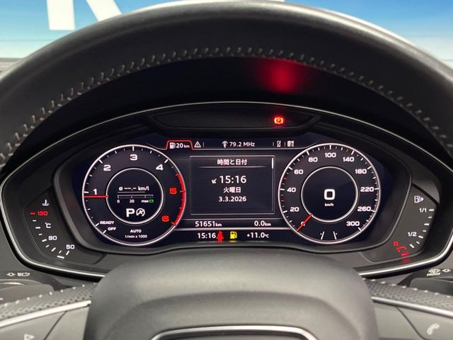 ���o�[�`�����R�b�N�s�b�g:�S�̂��t���p�l���ƂȂ��Ă����i�I�ȃ��[�^�[�p�l���B�ʏ�̃X�s�[�h���[�^�[�Ƃ��Ă̋@�\�͂������A�i�r�E�I�[�f�B�I�@�\�̊m�F�E������ł��A�^�]�ɏW�����₷���Ȃ��Ă���܂��B