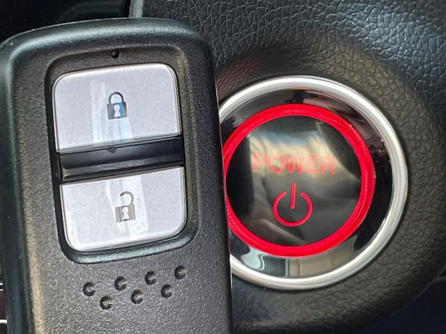 【Hondaスマートキー】カバンやポケットに入れたままでもドアの施錠・解錠が可能なスマートキーを装備。エンジンのオン・オフ時もカギを取り出す必要が無いからとっても便利です♪