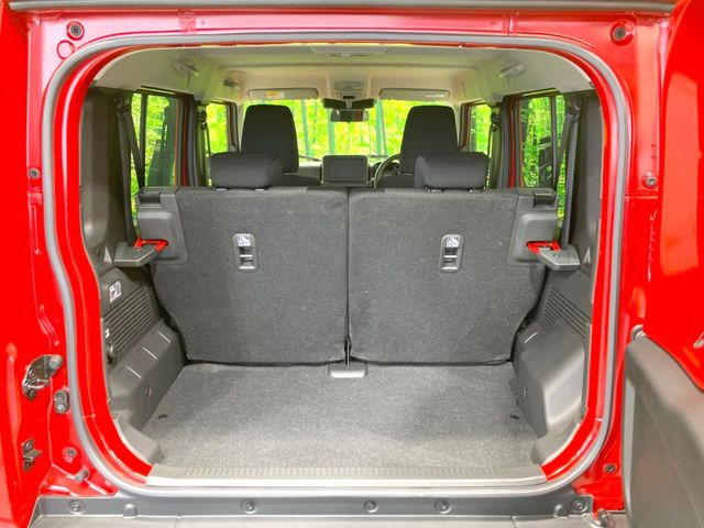 ���i�̂���������ʋ΁A���}���ɏ\���ȉ׎��X�y�[�X���m�ۂ��Ă���܂��B�Z�J���h�V�[�g��|���ƁA�傫�ȉו��̐ύڂ��\�ł���