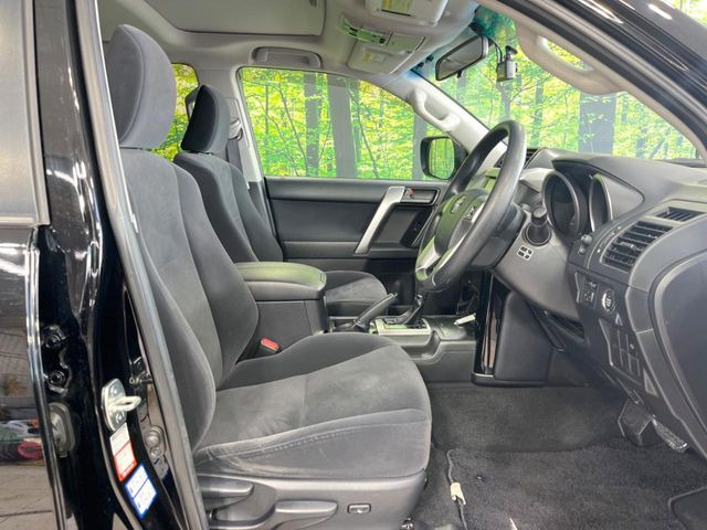 運転席まわりには十分なスペースがあり、大柄な方でもゆったり運転していただける環境です。