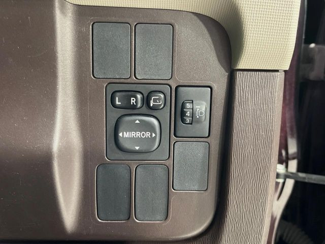 【電動格納ミラー】サイドミラーは電動格納式となっており、狭い駐車場でもキズがつくリスクを抑えられます。