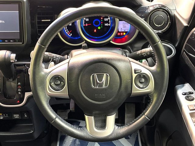 �C���e���A�ɍ��킹���f�U�C���̃X�e�A�����O�́A�^�]�������̂��Ƃ��l���A�^�]���₷���`��A�傫���ł��B�����x�A���ۂɐG���Ă��m���߂��������B