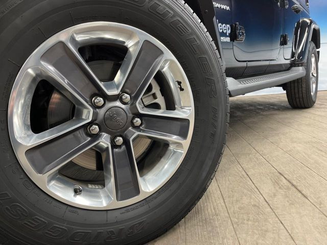 ●純正18インチアルミホイール:輸入車ならではの卓越した走りを支えるホイールと足回りです!日本車の走りに慣れている方にもぜひ体感して頂きたいほど、高いレベルでまとまっています!