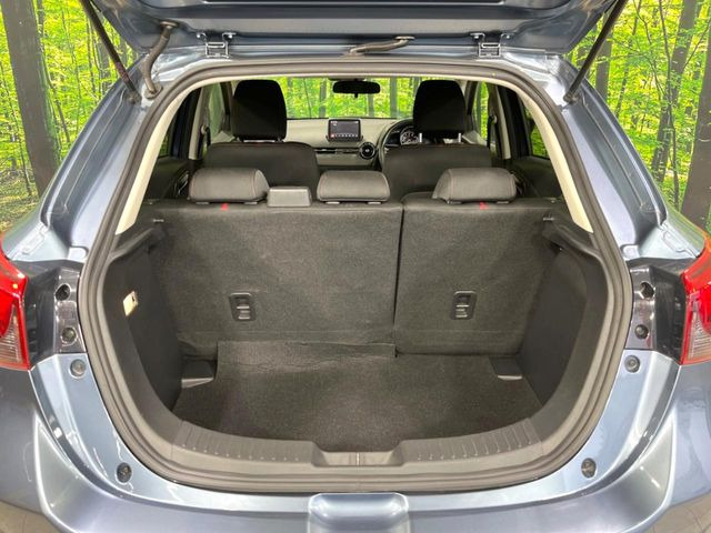 ���i�̂���������ʋ΁A���}���ɏ\���ȉ׎��X�y�[�X���m�ۂ��Ă���܂��B�Z�J���h�V�[�g��|���ƁA�傫�ȉו��̐ύڂ��\�ł���