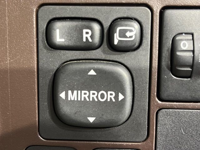 �y�d���i�[�~���[�z�T�C�h�~���[�͓d���i�[���ƂȂ��Ă���A�������ԏ�ł��L�Y�������X�N��}�����܂��B