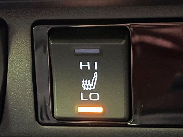 【シートヒーター】寒い日に重宝するシートヒーター!エアコンより早く温まってくれるので寒がりの人も安心ですね♪エアコンの温風は乾燥するから苦手、という方にもをおすすめです。