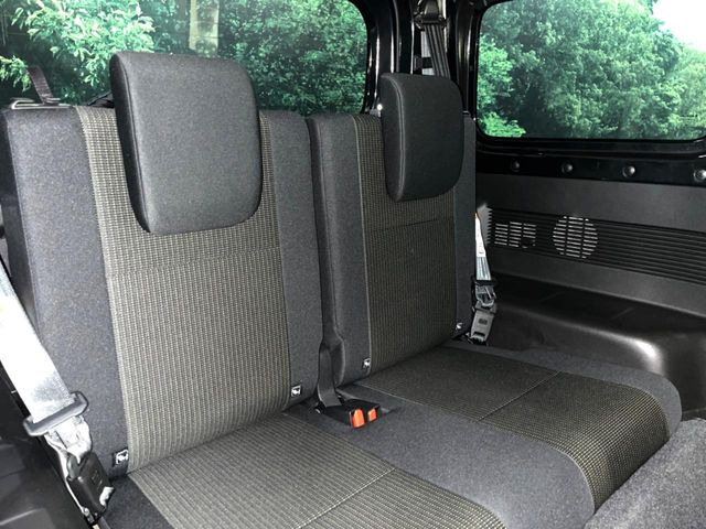 後部座席も気になるようなキズ・汚れやへたり等、大きなダメージはなく、良好な状態です。