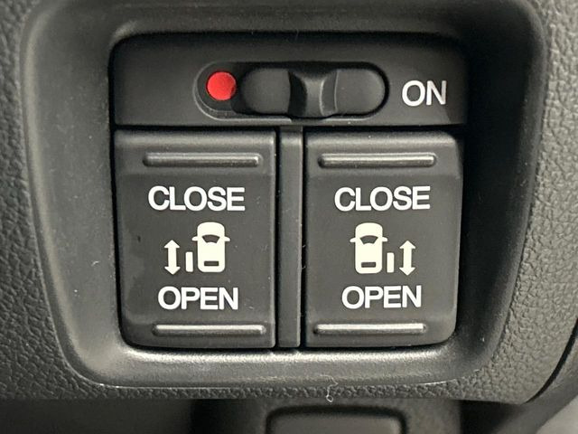 �y�����X���C�h�h�A�z���ԏ�ŗׂ̎ԂƂ̊Ԋu���������ɂ������A�X���C�h�h�A�Ȃ���S!�h�A�I�[�v������������炸�A�J�������L���̂ŏ��~�肪�Ƃ��Ă��ȒP�ł��B�傫�ȉו��̏o���������Ȃ���\��