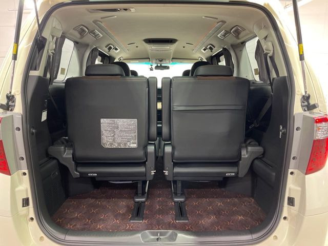 普段のお買い物や通勤、送迎等に十分な荷室スペースを確保しております。セカンドシートを倒すと、大きな荷物の積載も可能です♪