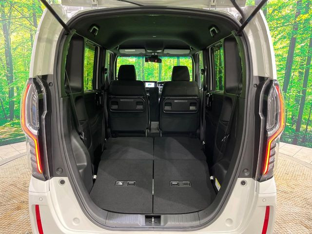 ���i�̂���������ʋ΁A���}���ɏ\���ȉ׎��X�y�[�X���m�ۂ��Ă���܂��B�Z�J���h�V�[�g��|���ƁA�傫�ȉו��̐ύڂ��\�ł���