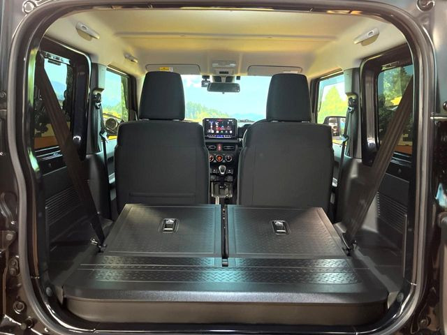 後席を格納すると、これだけの広さが!シーンに合わせたシートアレンジで、大きな荷物も積むことが出来ます♪