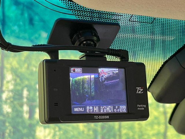 【ドライブレコーダー】安心・安全なカーライフに必須のドライブレコーダーを装備!走行中はもちろん、あおり運転や事故に遭遇した際の状況も映像で記録し、万一のリスクに備えます。