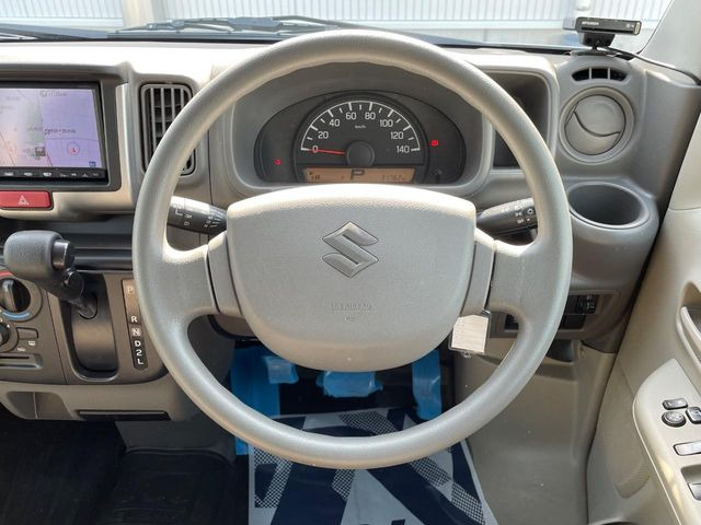 �C���e���A�ɍ��킹���f�U�C���̃X�e�A�����O�́A�^�]�������̂��Ƃ��l���A�^�]���₷���`��A�傫���ł��B�����x�A���ۂɐG���Ă��m���߂��������B