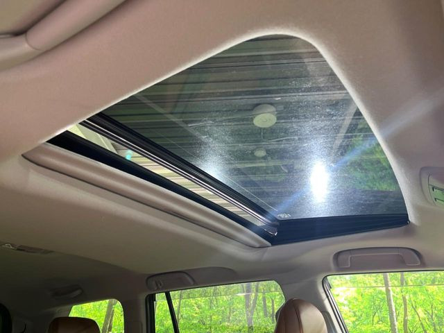 【サンルーフ】開放感たっぷりの希少装備、サンルーフが装着されています!車内に明かりを取り入れたり景色を楽しむ以外にも、車内の空気も簡単に換気できて快適です!