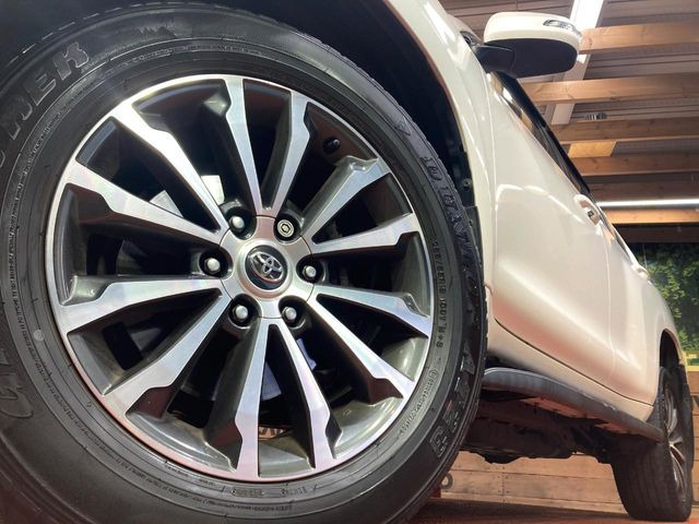 【純正オプション19インチアルミホイール】純正オプションホイールを装着。走行性能の向上に加え、外観もよりスタイリッシュになっています。