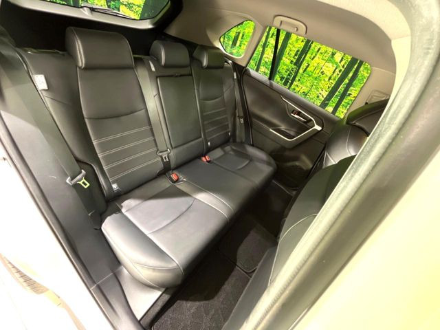 後部座席も気になるようなキズ・汚れやへたり等、大きなダメージはなく、良好な状態です。