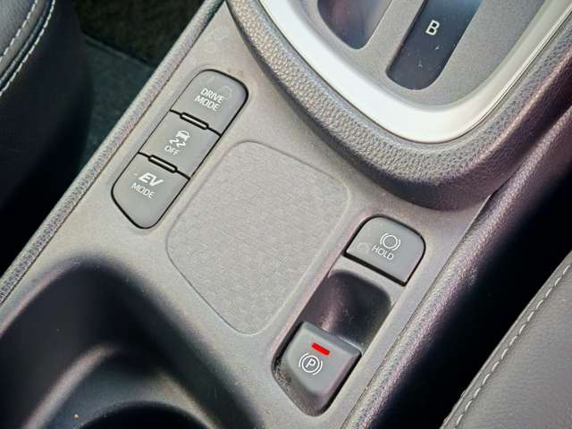 電動パーキングブレーキ!信号待ちなどでブレーキから足を離しても停止し続けるオートホールド機能付き!渋滞や長距離運転の疲れを軽減します!