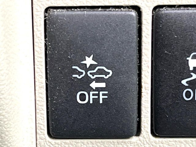 【スマートアシスト】走行中に前方の車両等を認識し、衝突しそうな時は警報とブレーキで衝突回避と被害軽減をアシスト。より安全にドライブをお楽しみいただけます。