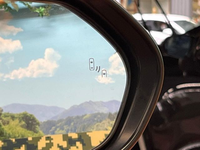 【ブラインドスポットモニター】走行中、ドアミラーの死角になりやすい箇所に後続車が接近するとサイドミラーのレンズに警告を表示!ドライバーに注意喚起をしてくれます。